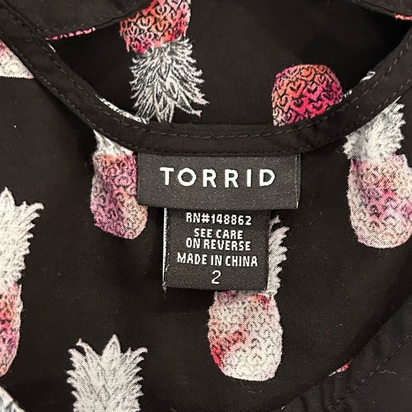 Torrid Women Black Pineapple Print Lightweight Blouse Sz 2  Off Cold Shoulder - Picture 10 of 12